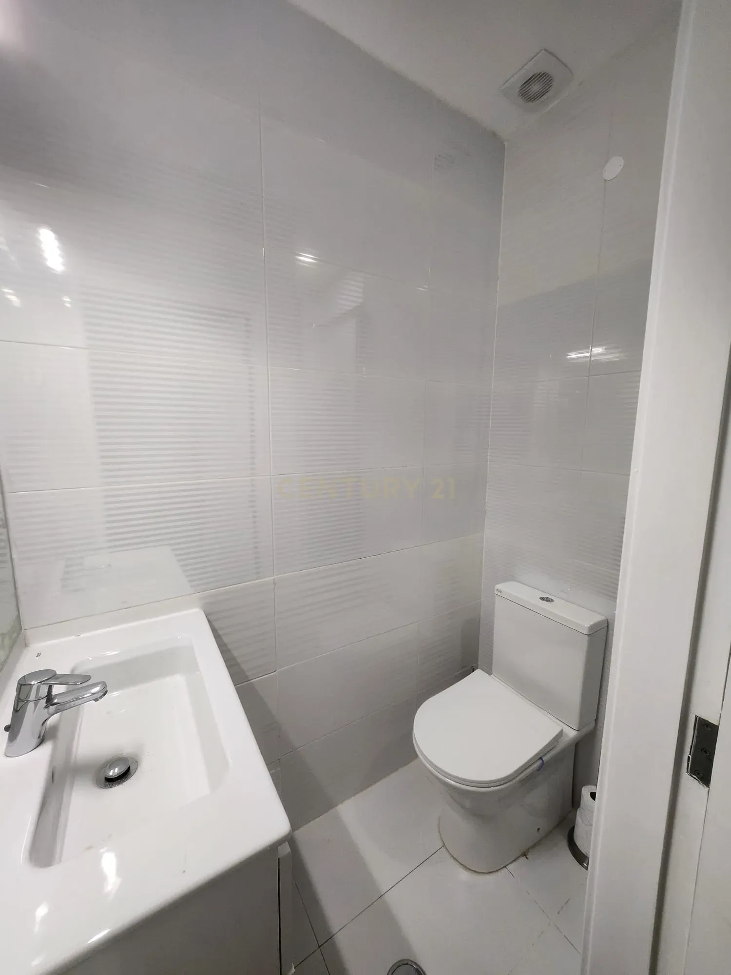 Apartamento Moderno em Setúbal com Vista para a Cidade e Montanha - Image 14